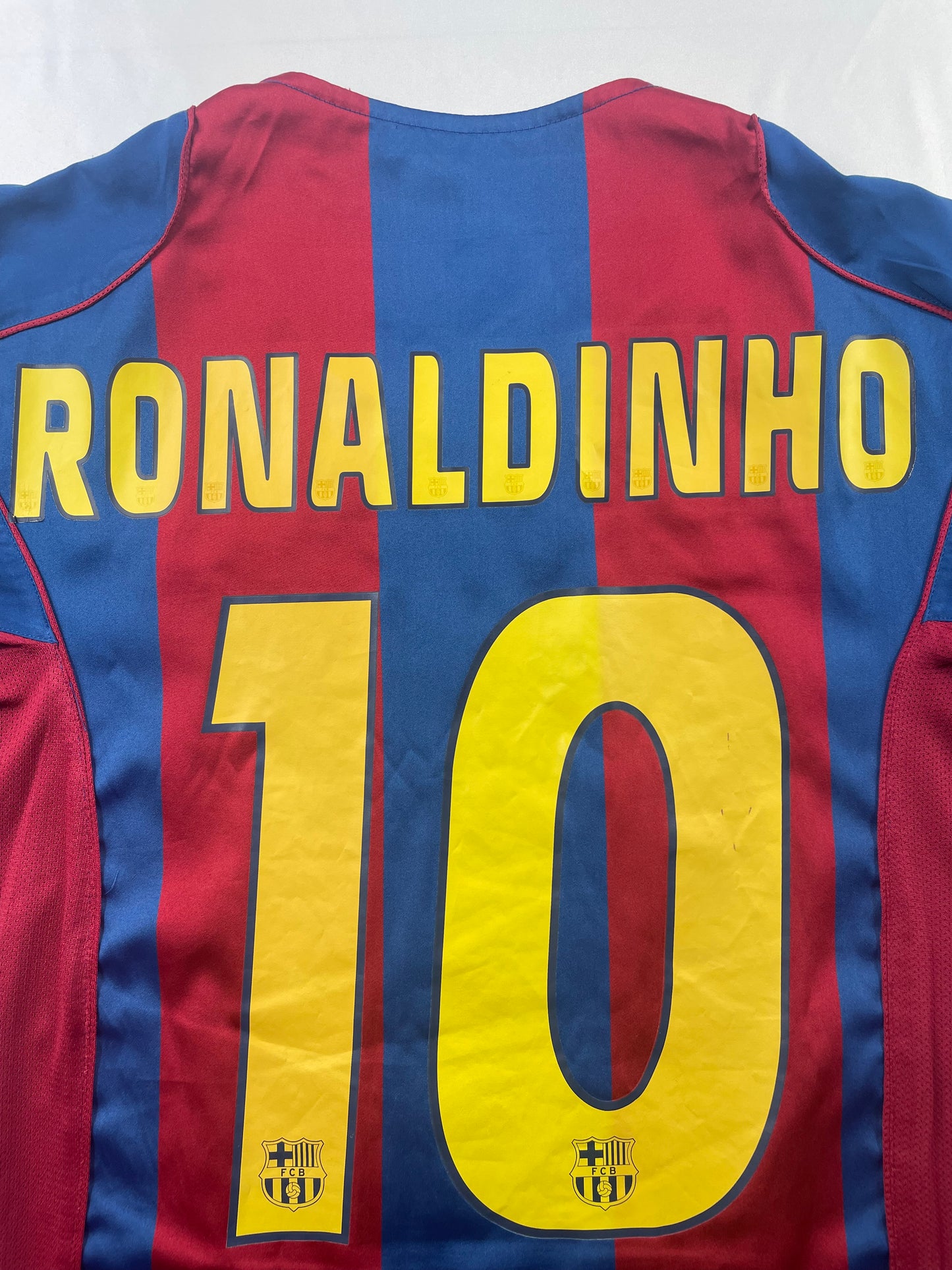 2004/05 FC Barcelona Home Ronaldinho #10 Signed (M)